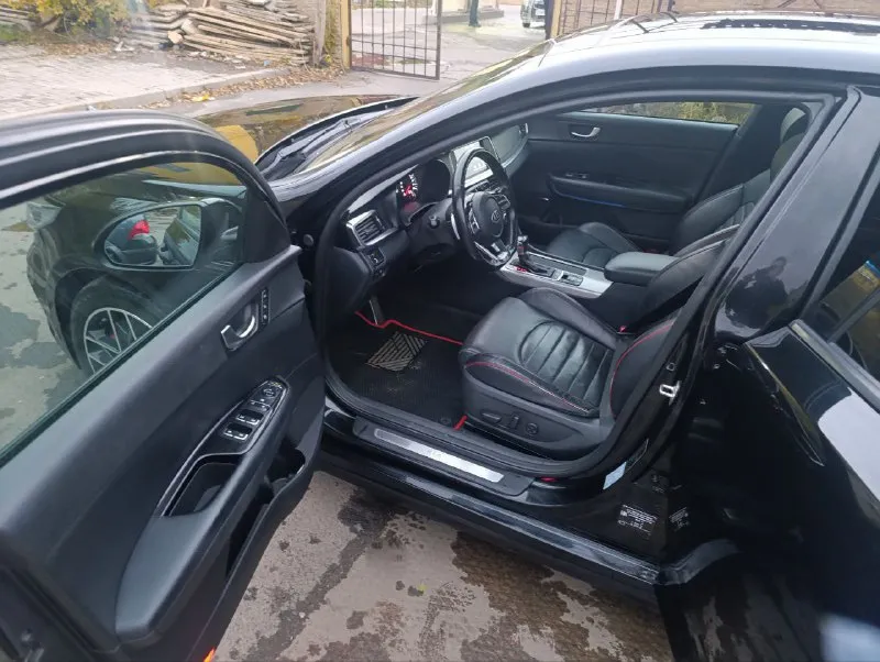 Продам автомобиль kia optima 2019 года. машина официальная, не пригон. комплектация: gt line кожаный салон, электропакет передних сидений, подсветка по контуру, обогрев всех сидений, руля, боковых зеркал, обдув передних сидений, 2-х зонный климат контроль, премиум музыка harman/kardon, датчики слепых зон, давления, дождя и света, auto hold, start/stop, бесключевой доступ, авто затемняющее стекло заднего вида, панорамная крыша, мультимедиа (android auto, apple carplay), камера 360°, авто парковка, круиз контроль. заводской обвес gt. диски r18. 2.4, автомат. 157.000 км родного пробега. цена: 1.700.000₽ срочно тел: +7-949-978-61-00 📲 tg: @ziko_lini 📞 звоните: +7(949)9786100 - фотография - 7