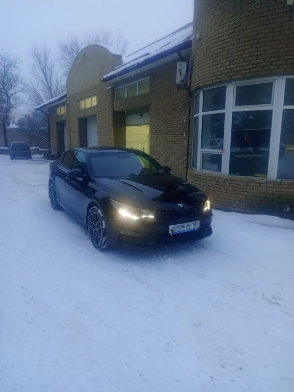 Продам автомобиль kia optima 2019 года. машина официальная, не пригон. комплектация: gt line кожаный салон, электропакет передних сидений, подсветка по контуру, обогрев всех сидений, руля, боковых зеркал, обдув передних сидений, 2-х зонный климат контроль, премиум музыка harman/kardon, датчики слепых зон, давления, дождя и света, auto hold, start/stop, бесключевой доступ, авто затемняющее стекло заднего вида, панорамная крыша, мультимедиа (android auto, apple carplay), камера 360°, авто парковка, круиз контроль. заводской обвес gt. диски r18. мотор 2.4, автомат. 157.000 км родного пробега. цена: 1.700.000₽ срочно тел: +7-949-978-61-00 - фотография - 2