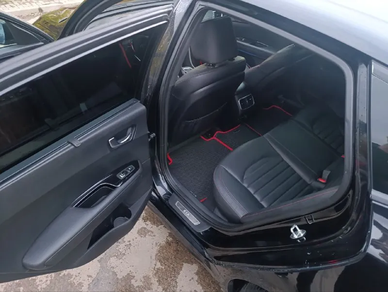 Продам автомобиль kia optima 2019 года. машина официальная, не пригон. комплектация: gt line кожаный салон, электропакет передних сидений, подсветка по контуру, обогрев всех сидений, руля, боковых зеркал, обдув передних сидений, 2-х зонный климат контроль, премиум музыка harman/kardon, датчики слепых зон, давления, дождя и света, auto hold, start/stop, бесключевой доступ, авто затемняющее стекло заднего вида, панорамная крыша, мультимедиа (android auto, apple carplay), камера 360°, авто парковка, круиз контроль. заводской обвес gt. диски r18. мотор 2.4, автомат. 157.000 км родного пробега. цена: 1.700.000₽ срочно тел: +7-949-978-61-00 - фотография - 8