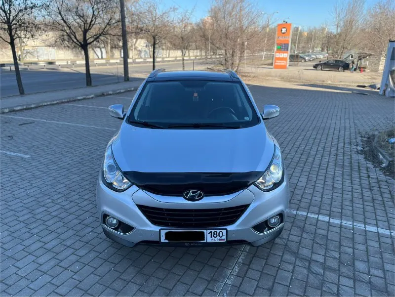 Продам hyundai ix35 sls в отличнейшем состоянии! год выпуска: 2011 пробег: 204 000 км (родной пробег ) двигатель: 2.0 бензин коробка передач: автомат привод: полный учет: местный все стекла родные ! автомобиль полностью обслужен, включая шлицы полного привода и панорамную крышу. двигатель в идеальном состоянии, без задиров. максимальная комплектация. особенности и оборудование: • панорамная крыша • бесключевой доступ и запуск двигателя с кнопки start-stop • родной кожаный салон • аудиосистема hannibal sounds (6 колонок, сабвуфер в штатном месте) • камера заднего вида full hd и парктроники • gps-навигация • hands-free bluetooth с управлением на руле • круиз-контроль и система спуска с горы • блокировка дифференциала • датчики света и дождя • обогрев сидений (4 зоны) • двухзонный климат-контроль • gsm-сигнализация с автозапуском • два комплекта резины автомобиль готов к осмотру в донецке. пройден техосмотр ! цена: 1 320 000 📲 tg: sss$ 📞 звоните: +7(949)5905326 - фотография - 2