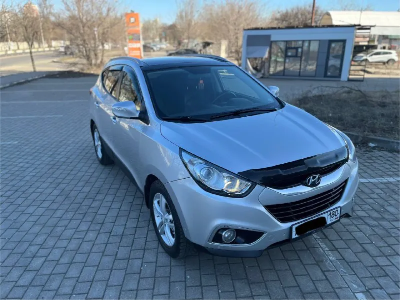 Продам hyundai ix35 sls в отличнейшем состоянии! год выпуска: 2011 пробег: 204 000 км (родной пробег ) двигатель: 2.0 бензин коробка передач: автомат привод: полный учет: местный все стекла родные ! автомобиль полностью обслужен, включая шлицы полного привода и панорамную крышу. двигатель в идеальном состоянии, без задиров. максимальная комплектация. особенности и оборудование: • панорамная крыша • бесключевой доступ и запуск двигателя с кнопки start-stop • родной кожаный салон • аудиосистема hannibal sounds (6 колонок, сабвуфер в штатном месте) • камера заднего вида full hd и парктроники • gps-навигация • hands-free bluetooth с управлением на руле • круиз-контроль и система спуска с горы • блокировка дифференциала • датчики света и дождя • обогрев сидений (4 зоны) • двухзонный климат-контроль • gsm-сигнализация с автозапуском • два комплекта резины автомобиль готов к осмотру в донецке. пройден техосмотр ! цена: 1 320 000 📲 tg: sss$ 📞 звоните: +7(949)5905326 - фотография - 3
