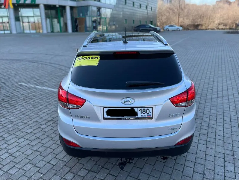 Продам hyundai ix35 sls в отличнейшем состоянии! год выпуска: 2011 пробег: 204 000 км (родной пробег ) двигатель: 2.0 бензин коробка передач: автомат привод: полный учет: местный все стекла родные ! автомобиль полностью обслужен, включая шлицы полного привода и панорамную крышу. двигатель в идеальном состоянии, без задиров. максимальная комплектация. особенности и оборудование: • панорамная крыша • бесключевой доступ и запуск двигателя с кнопки start-stop • родной кожаный салон • аудиосистема hannibal sounds (6 колонок, сабвуфер в штатном месте) • камера заднего вида full hd и парктроники • gps-навигация • hands-free bluetooth с управлением на руле • круиз-контроль и система спуска с горы • блокировка дифференциала • датчики света и дождя • обогрев сидений (4 зоны) • двухзонный климат-контроль • gsm-сигнализация с автозапуском • два комплекта резины автомобиль готов к осмотру в донецке. пройден техосмотр ! цена: 1 320 000 📲 tg: sss$ 📞 звоните: +7(949)5905326 - фотография - 5