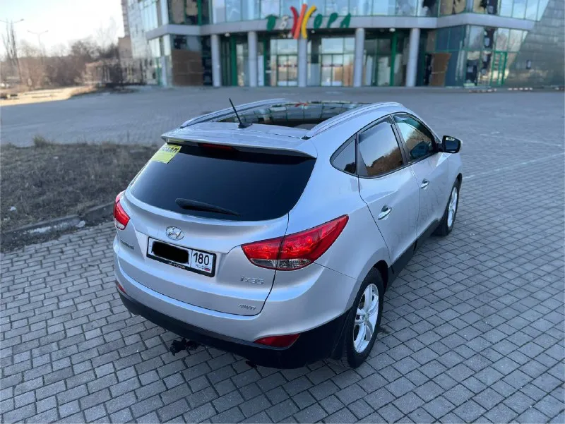 Продам hyundai ix35 sls в отличнейшем состоянии! год выпуска: 2011 пробег: 204 000 км (родной пробег ) двигатель: 2.0 бензин коробка передач: автомат привод: полный учет: местный все стекла родные ! автомобиль полностью обслужен, включая шлицы полного привода и панорамную крышу. двигатель в идеальном состоянии, без задиров. максимальная комплектация. особенности и оборудование: • панорамная крыша • бесключевой доступ и запуск двигателя с кнопки start-stop • родной кожаный салон • аудиосистема hannibal sounds (6 колонок, сабвуфер в штатном месте) • камера заднего вида full hd и парктроники • gps-навигация • hands-free bluetooth с управлением на руле • круиз-контроль и система спуска с горы • блокировка дифференциала • датчики света и дождя • обогрев сидений (4 зоны) • двухзонный климат-контроль • gsm-сигнализация с автозапуском • два комплекта резины автомобиль готов к осмотру в донецке. пройден техосмотр ! цена: 1 320 000 📲 tg: sss$ 📞 звоните: +7(949)5905326 - фотография - 6