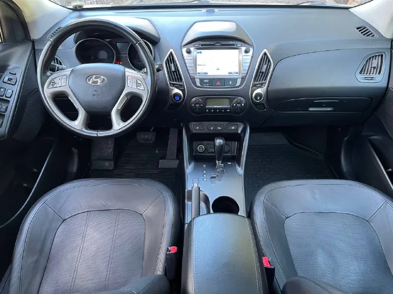 Продам hyundai ix35 sls в отличнейшем состоянии! год выпуска: 2011 пробег: 204 000 км (родной пробег ) двигатель: 2.0 бензин коробка передач: автомат привод: полный учет: местный все стекла родные ! автомобиль полностью обслужен, включая шлицы полного привода и панорамную крышу. двигатель в идеальном состоянии, без задиров. максимальная комплектация. особенности и оборудование: • панорамная крыша • бесключевой доступ и запуск двигателя с кнопки start-stop • родной кожаный салон • аудиосистема hannibal sounds (6 колонок, сабвуфер в штатном месте) • камера заднего вида full hd и парктроники • gps-навигация • hands-free bluetooth с управлением на руле • круиз-контроль и система спуска с горы • блокировка дифференциала • датчики света и дождя • обогрев сидений (4 зоны) • двухзонный климат-контроль • gsm-сигнализация с автозапуском • два комплекта резины автомобиль готов к осмотру в донецке. пройден техосмотр ! цена: 1 320 000 📲 tg: sss$ 📞 звоните: +7(949)5905326 - фотография - 7