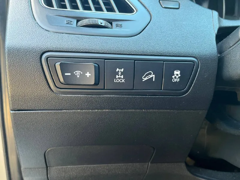 Продам hyundai ix35 sls в отличнейшем состоянии! год выпуска: 2011 пробег: 204 000 км (родной пробег ) двигатель: 2.0 бензин коробка передач: автомат привод: полный учет: местный все стекла родные ! автомобиль полностью обслужен, включая шлицы полного привода и панорамную крышу. двигатель в идеальном состоянии, без задиров. максимальная комплектация. особенности и оборудование: • панорамная крыша • бесключевой доступ и запуск двигателя с кнопки start-stop • родной кожаный салон • аудиосистема hannibal sounds (6 колонок, сабвуфер в штатном месте) • камера заднего вида full hd и парктроники • gps-навигация • hands-free bluetooth с управлением на руле • круиз-контроль и система спуска с горы • блокировка дифференциала • датчики света и дождя • обогрев сидений (4 зоны) • двухзонный климат-контроль • gsm-сигнализация с автозапуском • два комплекта резины автомобиль готов к осмотру в донецке. пройден техосмотр ! цена: 1 320 000 📲 tg: sss$ 📞 звоните: +7(949)5905326 - фотография - 8