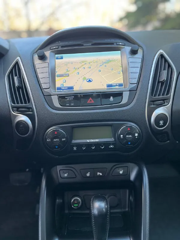 Продам hyundai ix35 sls в отличнейшем состоянии! год выпуска: 2011 пробег: 204 000 км (родной пробег ) двигатель: 2.0 бензин коробка передач: автомат привод: полный учет: местный все стекла родные ! автомобиль полностью обслужен, включая шлицы полного привода и панорамную крышу. двигатель в идеальном состоянии, без задиров. максимальная комплектация. особенности и оборудование: • панорамная крыша • бесключевой доступ и запуск двигателя с кнопки start-stop • родной кожаный салон • аудиосистема hannibal sounds (6 колонок, сабвуфер в штатном месте) • камера заднего вида full hd и парктроники • gps-навигация • hands-free bluetooth с управлением на руле • круиз-контроль и система спуска с горы • блокировка дифференциала • датчики света и дождя • обогрев сидений (4 зоны) • двухзонный климат-контроль • gsm-сигнализация с автозапуском • два комплекта резины автомобиль готов к осмотру в донецке. пройден техосмотр ! цена: 1 320 000 📲 tg: sss$ 📞 звоните: +7(949)5905326 - фотография - 9