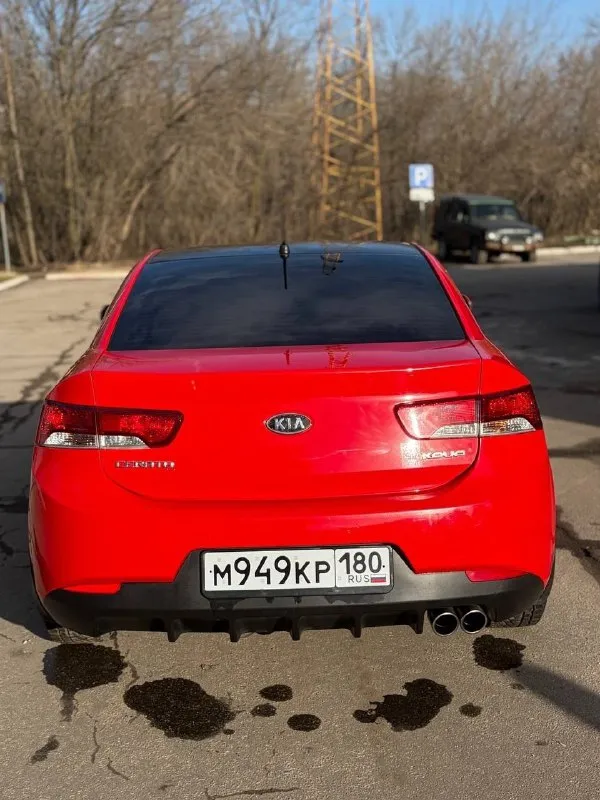 Продам kia cerato coup 2010 года выпуска! двигатель 1.6 (126 лошадей) самый надежный и проверенный временем! кпп механика! пробег 142.000 км. я второй хозяин, машина не пригон, покупалась в 2010 году в донецк в авто салоне на элеваторной. корейская сборка! комплектация мульти-руль, электро-регулировка зеркал, электро-стеклоподьемники, гур, кондер, климат-контроль, подогрев зеркал, подогрев зоны дворников, центральный замок, стоит доп сигнализация с автозапуском starline, хорошая штатная аудисистема! кондиционер работает, холодит хорошо! климат тоже рабочий! с машиной отдам 2 комплекта колес с резиной лето/зима, зима на оригинальных дисках! 2 комплекта ковриков зима/лето, сервисную книгу, книгу по эксплуатации автомобиля, старый оригинальный генератор, старые туманки с блоками розжига viper, новые запчасти. стоит хороший свет, поставил новые оригинальные туманки и led лампы в них! номера отдам с машиной! цена 980.000 рублей + торг. т. +79496469430! макеевка! - фотография - 2