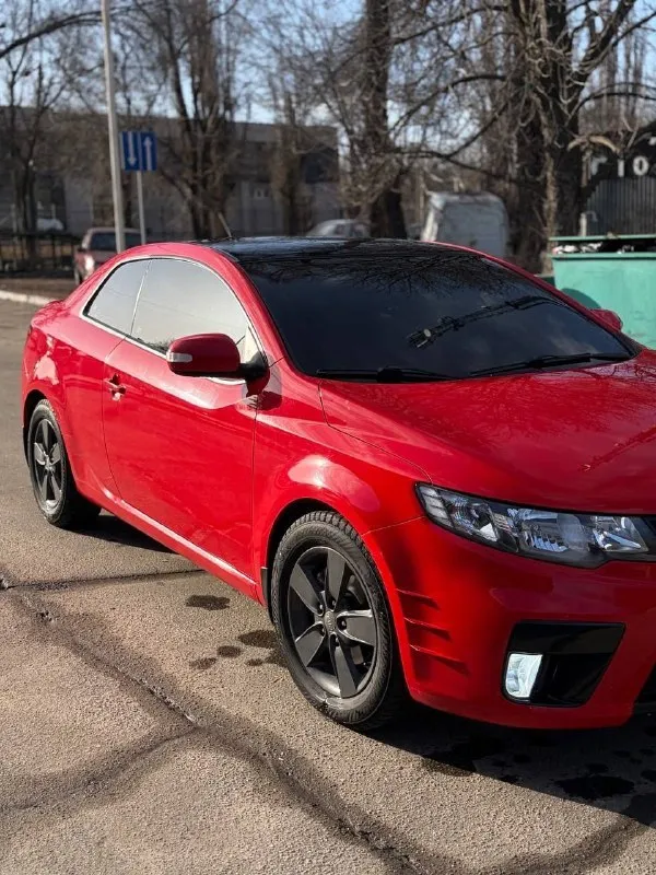 Продам kia cerato coup 2010 года выпуска! двигатель 1.6 (126 лошадей) самый надежный и проверенный временем! кпп механика! пробег 142.000 км. я второй хозяин, машина не пригон, покупалась в 2010 году в донецк в авто салоне на элеваторной. корейская сборка! комплектация мульти-руль, электро-регулировка зеркал, электро-стеклоподьемники, гур, кондер, климат-контроль, подогрев зеркал, подогрев зоны дворников, центральный замок, стоит доп сигнализация с автозапуском starline, хорошая штатная аудисистема! кондиционер работает, холодит хорошо! климат тоже рабочий! с машиной отдам 2 комплекта колес с резиной лето/зима, зима на оригинальных дисках! 2 комплекта ковриков зима/лето, сервисную книгу, книгу по эксплуатации автомобиля, старый оригинальный генератор, старые туманки с блоками розжига viper, новые запчасти. стоит хороший свет, поставил новые оригинальные туманки и led лампы в них! номера отдам с машиной! цена 980.000 рублей + торг. т. +79496469430! макеевка! - фотография - 4