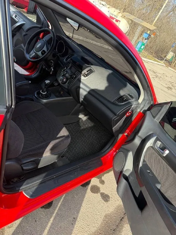 Продам kia cerato coup 2010 года выпуска! двигатель 1.6 (126 лошадей) самый надежный и проверенный временем! кпп механика! пробег 142.000 км. я второй хозяин, машина не пригон, покупалась в 2010 году в донецк в авто салоне на элеваторной. корейская сборка! комплектация мульти-руль, электро-регулировка зеркал, электро-стеклоподьемники, гур, кондер, климат-контроль, подогрев зеркал, подогрев зоны дворников, центральный замок, стоит доп сигнализация с автозапуском starline, хорошая штатная аудисистема! кондиционер работает, холодит хорошо! климат тоже рабочий! с машиной отдам 2 комплекта колес с резиной лето/зима, зима на оригинальных дисках! 2 комплекта ковриков зима/лето, сервисную книгу, книгу по эксплуатации автомобиля, старый оригинальный генератор, старые туманки с блоками розжига viper, новые запчасти. стоит хороший свет, поставил новые оригинальные туманки и led лампы в них! номера отдам с машиной! цена 980.000 рублей + торг. т. +79496469430! макеевка! - фотография - 6