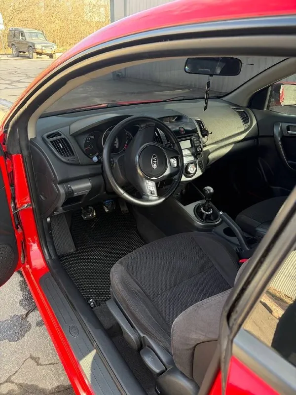 Продам kia cerato coup 2010 года выпуска! двигатель 1.6 (126 лошадей) самый надежный и проверенный временем! кпп механика! пробег 142.000 км. я второй хозяин, машина не пригон, покупалась в 2010 году в донецк в авто салоне на элеваторной. корейская сборка! комплектация мульти-руль, электро-регулировка зеркал, электро-стеклоподьемники, гур, кондер, климат-контроль, подогрев зеркал, подогрев зоны дворников, центральный замок, стоит доп сигнализация с автозапуском starline, хорошая штатная аудисистема! кондиционер работает, холодит хорошо! климат тоже рабочий! с машиной отдам 2 комплекта колес с резиной лето/зима, зима на оригинальных дисках! 2 комплекта ковриков зима/лето, сервисную книгу, книгу по эксплуатации автомобиля, старый оригинальный генератор, старые туманки с блоками розжига viper, новые запчасти. стоит хороший свет, поставил новые оригинальные туманки и led лампы в них! номера отдам с машиной! цена 980.000 рублей + торг. т. +79496469430! макеевка! - фотография - 7