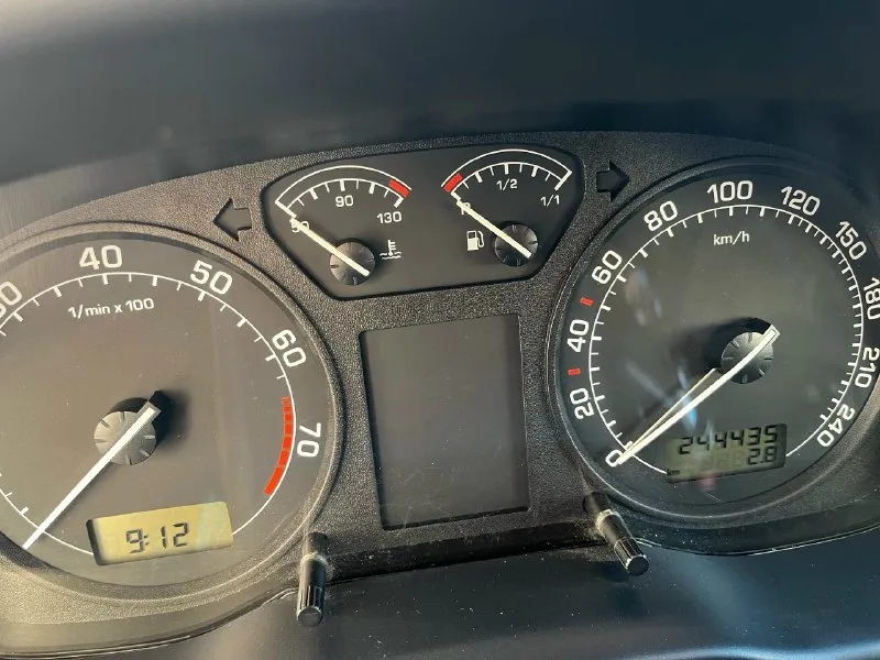 Продам skoda octavia tour 2004 год находится город енакиево цена 570.000руб разумный торг возле капота продажа от собственника регион 180 мотор 1.6 бензин коробка механика пробег 244.435км кондиционер есть печка греет резина зима-лето кузов в хорошем состояние живой, не битый не крашен, есть пару моментов не критично на фото видно. двигатель работает хорошо, коробка тоже нужно поменять рулевую тягу она куплена отдадим вмести с машиной а в остальном машина сел и поехал. продажа с связи покупкой новой машины, по этому с продажей не спешу. тел +79493383917 связь бывает плохая на этом номер есть тг или пишите в личные сообщение. 📞 звоните: +7(949)3383917 - фотография - 2