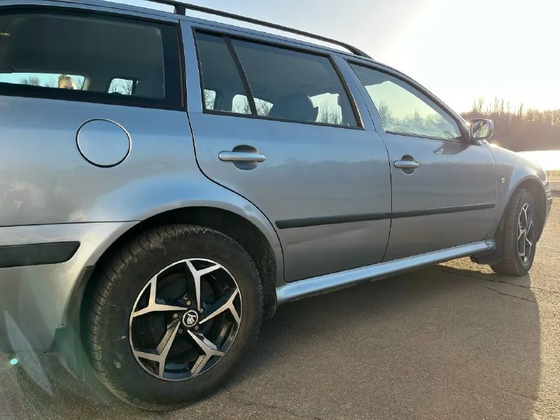 Продам skoda octavia tour 2004 год находится город енакиево цена 570.000руб разумный торг возле капота продажа от собственника регион 180 мотор 1.6 бензин коробка механика пробег 244.435км кондиционер есть печка греет резина зима-лето кузов в хорошем состояние живой, не битый не крашен, есть пару моментов не критично на фото видно. двигатель работает хорошо, коробка тоже нужно поменять рулевую тягу она куплена отдадим вмести с машиной а в остальном машина сел и поехал. продажа с связи покупкой новой машины, по этому с продажей не спешу. тел +79493383917 связь бывает плохая на этом номер есть тг или пишите в личные сообщение. 📞 звоните: +7(949)3383917 - фотография - 6