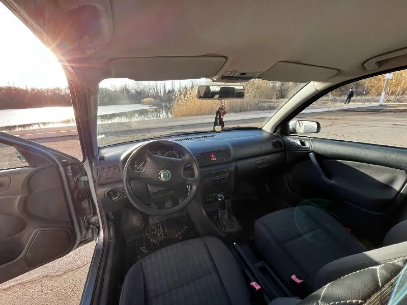 Продам skoda octavia tour 2004 год находится город енакиево цена 570.000руб разумный торг возле капота продажа от собственника регион 180 мотор 1.6 бензин коробка механика пробег 244.435км кондиционер есть печка греет резина зима-лето кузов в хорошем состояние живой, не битый не крашен, есть пару моментов не критично на фото видно. двигатель работает хорошо, коробка тоже нужно поменять рулевую тягу она куплена отдадим вмести с машиной а в остальном машина сел и поехал. продажа с связи покупкой новой машины, по этому с продажей не спешу. тел +79493383917 связь бывает плохая на этом номер есть тг или пишите в личные сообщение. 📞 звоните: +7(949)3383917 - фотография - 7