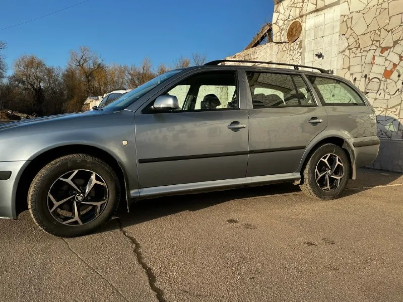 Продам skoda octavia tour 2004 год находится город енакиево цена 570.000руб разумный торг возле капота продажа от собственника регион 180 мотор 1.6 бензин коробка механика пробег 244.435км кондиционер есть печка греет резина зима-лето кузов в хорошем состояние живой, не битый не крашен, есть пару моментов не критично на фото видно. двигатель работает хорошо, коробка тоже нужно поменять рулевую тягу она куплена отдадим вмести с машиной а в остальном машина сел и поехал. продажа с связи покупкой новой машины, по этому с продажей не спешу. тел +79493383917 связь бывает плохая на этом номер есть тг или пишите в личные сообщение. 📞 звоните: +7(949)3383917 - фотография - 8
