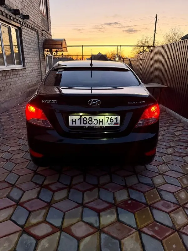 Г. енакиево продам hyundai solaris i 2014 года выпуска мотор 1.6 123 л. с. мкпп родной пробег 214000 км шикарная комплектация: - 4 стеклоподъемника - кондиционер - магнитола с carplay и android auto - мульти руль - камера заднего вида - видео регистратор - полный led свет с линзами автомобиль по технике на отлично, едет очень бодро. недавно заменена цепь грм, масло и фильтра, обслуживалась каждые 6-7 тысяч. кузов в хорошем состоянии как на фото, ходовая на твердую 4. в такси и прочих организациях никогда не была! документы кристально чистые, без запретов/залогов, полное переоформление, на руках всё имеется: птс, стс, дкп, сервисные книжки, 2 ключа. цена: 870000р связь: +79494678804 - фотография - 2