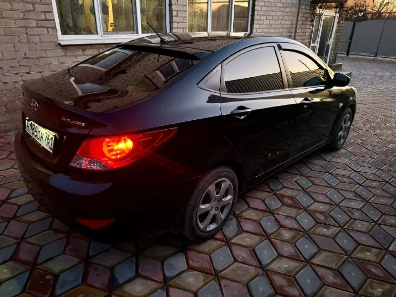 Г. енакиево продам hyundai solaris i 2014 года выпуска мотор 1.6 123 л. с. мкпп родной пробег 214000 км шикарная комплектация: - 4 стеклоподъемника - кондиционер - магнитола с carplay и android auto - мульти руль - камера заднего вида - видео регистратор - полный led свет с линзами автомобиль по технике на отлично, едет очень бодро. недавно заменена цепь грм, масло и фильтра, обслуживалась каждые 6-7 тысяч. кузов в хорошем состоянии как на фото, ходовая на твердую 4. в такси и прочих организациях никогда не была! документы кристально чистые, без запретов/залогов, полное переоформление, на руках всё имеется: птс, стс, дкп, сервисные книжки, 2 ключа. цена: 870000р связь: +79494678804 - фотография - 3