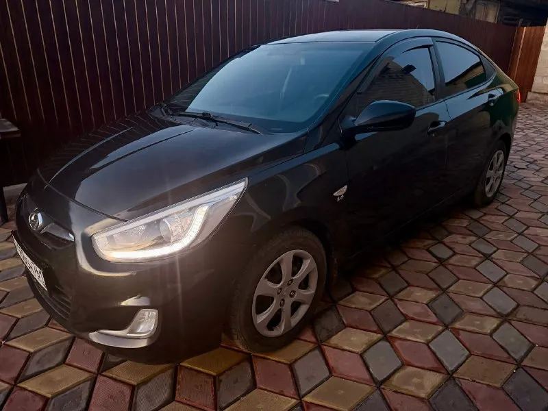 Г. енакиево продам hyundai solaris i 2014 года выпуска мотор 1.6 123 л. с. мкпп родной пробег 214000 км шикарная комплектация: - 4 стеклоподъемника - кондиционер - магнитола с carplay и android auto - мульти руль - камера заднего вида - видео регистратор - полный led свет с линзами автомобиль по технике на отлично, едет очень бодро. недавно заменена цепь грм, масло и фильтра, обслуживалась каждые 6-7 тысяч. кузов в хорошем состоянии как на фото, ходовая на твердую 4. в такси и прочих организациях никогда не была! документы кристально чистые, без запретов/залогов, полное переоформление, на руках всё имеется: птс, стс, дкп, сервисные книжки, 2 ключа. цена: 870000р связь: +79494678804 - фотография - 4