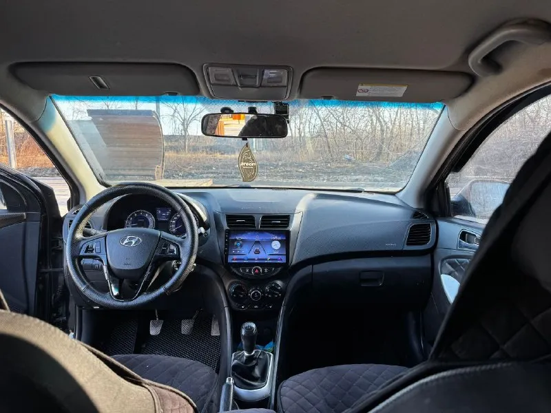 Г. енакиево продам hyundai solaris i 2014 года выпуска мотор 1.6 123 л. с. мкпп родной пробег 214000 км шикарная комплектация: - 4 стеклоподъемника - кондиционер - магнитола с carplay и android auto - мульти руль - камера заднего вида - видео регистратор - полный led свет с линзами автомобиль по технике на отлично, едет очень бодро. недавно заменена цепь грм, масло и фильтра, обслуживалась каждые 6-7 тысяч. кузов в хорошем состоянии как на фото, ходовая на твердую 4. в такси и прочих организациях никогда не была! документы кристально чистые, без запретов/залогов, полное переоформление, на руках всё имеется: птс, стс, дкп, сервисные книжки, 2 ключа. цена: 870000р связь: +79494678804 - фотография - 5