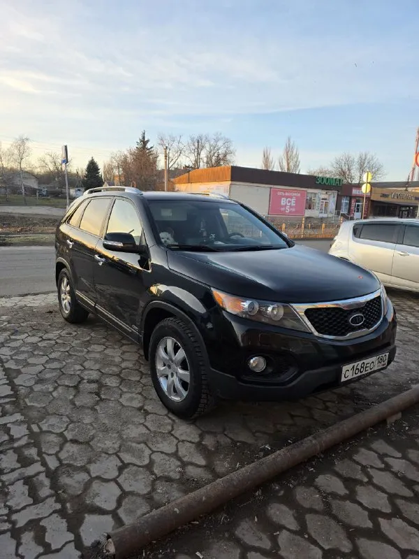 ​🚙 kia sorento xm — технический идеал в родной краске! ​ищете честный кроссовер, в который не нужно вкладывать? это именно он. главное преимущество — абсолютно новый двигатель (не контрактный!), установленный всего 11 000 км назад. ​основные характеристики: ​год выпуска: 2009 ​двигатель: 2.4 бензин (пробег кузова 209 тыс. , мотора — 11 тыс. !) ​кузов: в заводском окрасе — любые проверки приветствуются. ​цена: 1 300 000 ₽ ​что сделано: ​ходовая часть: полностью перебрана (новые привода в сборе, рычаги, передние стойки, наконечники и опорные подшипники). машина едет как новая! ​свет: установлены дорогие качественные лампы (ближний/дальний) — идеальная видимость ночью. ​подготовка к зиме: пройдено полное то (масло, фильтры), стоит новая шипованная резина nexon. ​максимальная комплектация: ​роскошный кожаный салон и руль. ​раздельный климат-контроль. ​современный планшет (мультимедиа). ​подогрев сидений и полный электропак 📲 tg: иван ушмодин 📞 звоните: +7(949)7295570 - фотография - 1