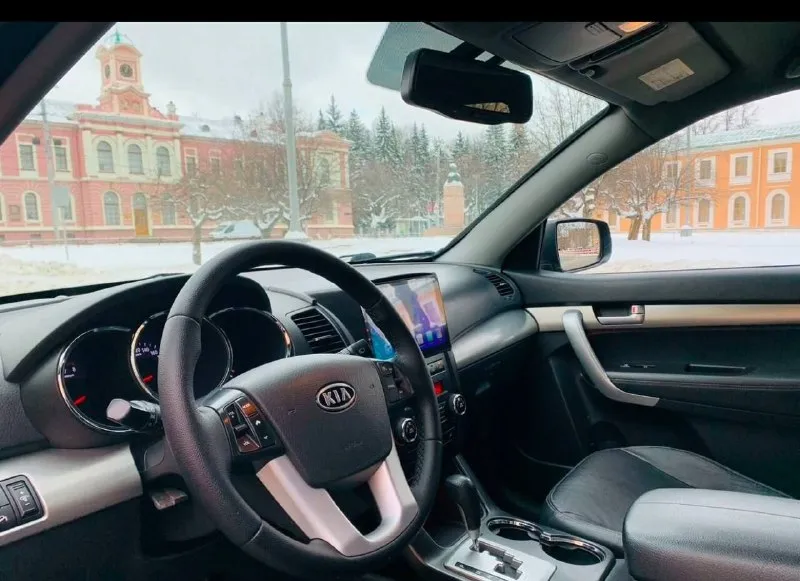 ​🚙 kia sorento xm — технический идеал в родной краске! ​ищете честный кроссовер, в который не нужно вкладывать? это именно он. главное преимущество — абсолютно новый двигатель (не контрактный!), установленный всего 11 000 км назад. ​основные характеристики: ​год выпуска: 2009 ​двигатель: 2.4 бензин (пробег кузова 209 тыс. , мотора — 11 тыс. !) ​кузов: в заводском окрасе — любые проверки приветствуются. ​цена: 1 300 000 ₽ ​что сделано: ​ходовая часть: полностью перебрана (новые привода в сборе, рычаги, передние стойки, наконечники и опорные подшипники). машина едет как новая! ​свет: установлены дорогие качественные лампы (ближний/дальний) — идеальная видимость ночью. ​подготовка к зиме: пройдено полное то (масло, фильтры), стоит новая шипованная резина nexon. ​максимальная комплектация: ​роскошный кожаный салон и руль. ​раздельный климат-контроль. ​современный планшет (мультимедиа). ​подогрев сидений и полный электропак 📲 tg: иван ушмодин 📞 звоните: +7(949)7295570 - фотография - 10