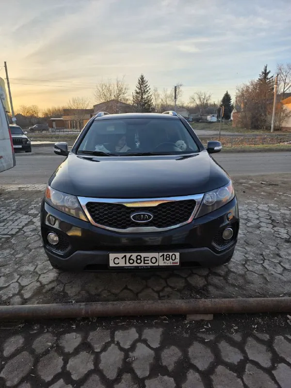 ​🚙 kia sorento xm — технический идеал в родной краске! ​ищете честный кроссовер, в который не нужно вкладывать? это именно он. главное преимущество — абсолютно новый двигатель (не контрактный!), установленный всего 11 000 км назад. ​основные характеристики: ​год выпуска: 2009 ​двигатель: 2.4 бензин (пробег кузова 209 тыс. , мотора — 11 тыс. !) ​кузов: в заводском окрасе — любые проверки приветствуются. ​цена: 1 300 000 ₽ ​что сделано: ​ходовая часть: полностью перебрана (новые привода в сборе, рычаги, передние стойки, наконечники и опорные подшипники). машина едет как новая! ​свет: установлены дорогие качественные лампы (ближний/дальний) — идеальная видимость ночью. ​подготовка к зиме: пройдено полное то (масло, фильтры), стоит новая шипованная резина nexon. ​максимальная комплектация: ​роскошный кожаный салон и руль. ​раздельный климат-контроль. ​современный планшет (мультимедиа). ​подогрев сидений и полный электропак 📲 tg: иван ушмодин 📞 звоните: +7(949)7295570 - фотография - 2