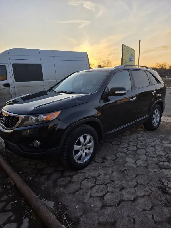 ​🚙 kia sorento xm — технический идеал в родной краске! ​ищете честный кроссовер, в который не нужно вкладывать? это именно он. главное преимущество — абсолютно новый двигатель (не контрактный!), установленный всего 11 000 км назад. ​основные характеристики: ​год выпуска: 2009 ​двигатель: 2.4 бензин (пробег кузова 209 тыс. , мотора — 11 тыс. !) ​кузов: в заводском окрасе — любые проверки приветствуются. ​цена: 1 300 000 ₽ ​что сделано: ​ходовая часть: полностью перебрана (новые привода в сборе, рычаги, передние стойки, наконечники и опорные подшипники). машина едет как новая! ​свет: установлены дорогие качественные лампы (ближний/дальний) — идеальная видимость ночью. ​подготовка к зиме: пройдено полное то (масло, фильтры), стоит новая шипованная резина nexon. ​максимальная комплектация: ​роскошный кожаный салон и руль. ​раздельный климат-контроль. ​современный планшет (мультимедиа). ​подогрев сидений и полный электропак 📲 tg: иван ушмодин 📞 звоните: +7(949)7295570 - фотография - 3