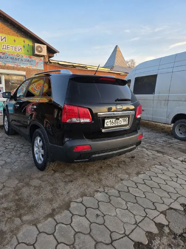 ​🚙 kia sorento xm — технический идеал в родной краске! ​ищете честный кроссовер, в который не нужно вкладывать? это именно он. главное преимущество — абсолютно новый двигатель (не контрактный!), установленный всего 11 000 км назад. ​основные характеристики: ​год выпуска: 2009 ​двигатель: 2.4 бензин (пробег кузова 209 тыс. , мотора — 11 тыс. !) ​кузов: в заводском окрасе — любые проверки приветствуются. ​цена: 1 300 000 ₽ ​что сделано: ​ходовая часть: полностью перебрана (новые привода в сборе, рычаги, передние стойки, наконечники и опорные подшипники). машина едет как новая! ​свет: установлены дорогие качественные лампы (ближний/дальний) — идеальная видимость ночью. ​подготовка к зиме: пройдено полное то (масло, фильтры), стоит новая шипованная резина nexon. ​максимальная комплектация: ​роскошный кожаный салон и руль. ​раздельный климат-контроль. ​современный планшет (мультимедиа). ​подогрев сидений и полный электропак 📲 tg: иван ушмодин 📞 звоните: +7(949)7295570 - фотография - 4