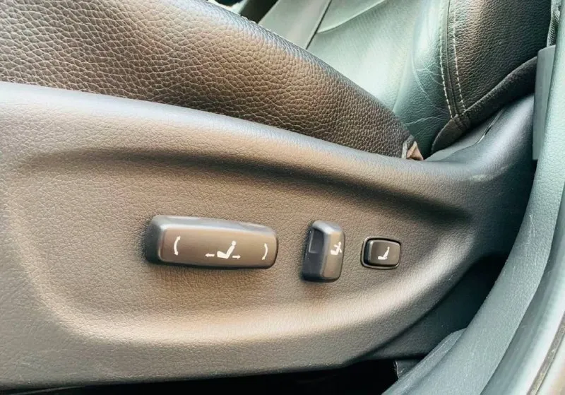 ​🚙 kia sorento xm — технический идеал в родной краске! ​ищете честный кроссовер, в который не нужно вкладывать? это именно он. главное преимущество — абсолютно новый двигатель (не контрактный!), установленный всего 11 000 км назад. ​основные характеристики: ​год выпуска: 2009 ​двигатель: 2.4 бензин (пробег кузова 209 тыс. , мотора — 11 тыс. !) ​кузов: в заводском окрасе — любые проверки приветствуются. ​цена: 1 300 000 ₽ ​что сделано: ​ходовая часть: полностью перебрана (новые привода в сборе, рычаги, передние стойки, наконечники и опорные подшипники). машина едет как новая! ​свет: установлены дорогие качественные лампы (ближний/дальний) — идеальная видимость ночью. ​подготовка к зиме: пройдено полное то (масло, фильтры), стоит новая шипованная резина nexon. ​максимальная комплектация: ​роскошный кожаный салон и руль. ​раздельный климат-контроль. ​современный планшет (мультимедиа). ​подогрев сидений и полный электропак 📲 tg: иван ушмодин 📞 звоните: +7(949)7295570 - фотография - 5