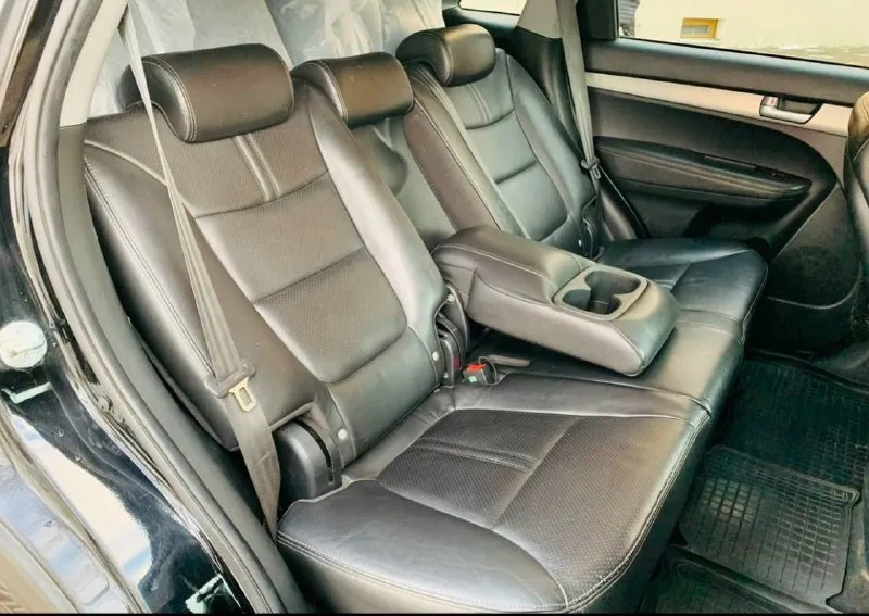 ​🚙 kia sorento xm — технический идеал в родной краске! ​ищете честный кроссовер, в который не нужно вкладывать? это именно он. главное преимущество — абсолютно новый двигатель (не контрактный!), установленный всего 11 000 км назад. ​основные характеристики: ​год выпуска: 2009 ​двигатель: 2.4 бензин (пробег кузова 209 тыс. , мотора — 11 тыс. !) ​кузов: в заводском окрасе — любые проверки приветствуются. ​цена: 1 300 000 ₽ ​что сделано: ​ходовая часть: полностью перебрана (новые привода в сборе, рычаги, передние стойки, наконечники и опорные подшипники). машина едет как новая! ​свет: установлены дорогие качественные лампы (ближний/дальний) — идеальная видимость ночью. ​подготовка к зиме: пройдено полное то (масло, фильтры), стоит новая шипованная резина nexon. ​максимальная комплектация: ​роскошный кожаный салон и руль. ​раздельный климат-контроль. ​современный планшет (мультимедиа). ​подогрев сидений и полный электропак 📲 tg: иван ушмодин 📞 звоните: +7(949)7295570 - фотография - 7