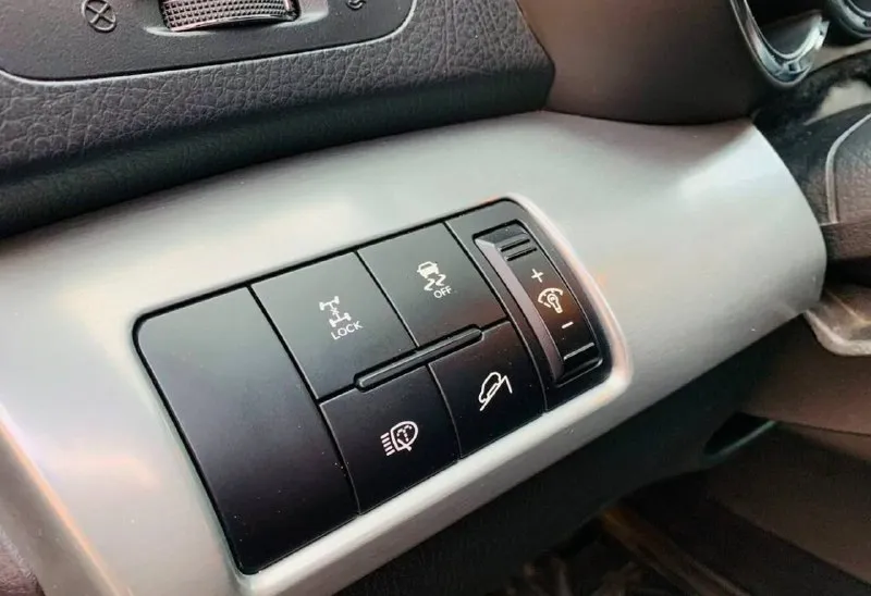 ​🚙 kia sorento xm — технический идеал в родной краске! ​ищете честный кроссовер, в который не нужно вкладывать? это именно он. главное преимущество — абсолютно новый двигатель (не контрактный!), установленный всего 11 000 км назад. ​основные характеристики: ​год выпуска: 2009 ​двигатель: 2.4 бензин (пробег кузова 209 тыс. , мотора — 11 тыс. !) ​кузов: в заводском окрасе — любые проверки приветствуются. ​цена: 1 300 000 ₽ ​что сделано: ​ходовая часть: полностью перебрана (новые привода в сборе, рычаги, передние стойки, наконечники и опорные подшипники). машина едет как новая! ​свет: установлены дорогие качественные лампы (ближний/дальний) — идеальная видимость ночью. ​подготовка к зиме: пройдено полное то (масло, фильтры), стоит новая шипованная резина nexon. ​максимальная комплектация: ​роскошный кожаный салон и руль. ​раздельный климат-контроль. ​современный планшет (мультимедиа). ​подогрев сидений и полный электропак 📲 tg: иван ушмодин 📞 звоните: +7(949)7295570 - фотография - 8