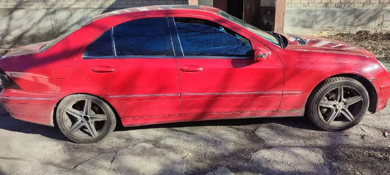 Продам mercedes-benz c-230 в w203 кузове. мотор 271 компрессор 1.8 тянет прям очень бодро, расходник менялся своевременно, масло заливали только motul 5w40. акпп тоже хорошая не пинается работает во всех режимах. для своих лет машина вполне живая но есть свои нюансы по кузову (все на фото), салон кожа ухоженный, все световые сигналы работают, стоит хорошая музыка, резина зима только сезон от ездила. документы стс. птс. все есть, стоит на учете. цена 650000 с музыкой. цена 550000 без музыки. торг уместен. тел:+7(949)-482-27-91 никита. находится в г. макеевка все остальные вопросы по телефону или при встрече. 📞 звоните: +7(949)4822791 - фотография - 2