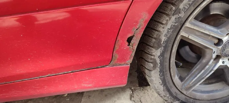 Продам mercedes-benz c-230 в w203 кузове. мотор 271 компрессор 1.8 тянет прям очень бодро, расходник менялся своевременно, масло заливали только motul 5w40. акпп тоже хорошая не пинается работает во всех режимах. для своих лет машина вполне живая но есть свои нюансы по кузову (все на фото), салон кожа ухоженный, все световые сигналы работают, стоит хорошая музыка, резина зима только сезон от ездила. документы стс. птс. все есть, стоит на учете. цена 650000 с музыкой. цена 550000 без музыки. торг уместен. тел:+7(949)-482-27-91 никита. находится в г. макеевка все остальные вопросы по телефону или при встрече. 📞 звоните: +7(949)4822791 - фотография - 5