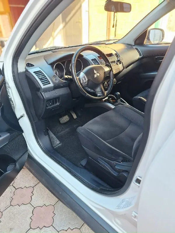 Mitsubishi outlander xl 2012 год двигатель 2.0л (150л. с. ) коробка cvt(вариатор) подключаемый полный привод, блокировка дифференциала, abs, анти занос пробег 162000км покупался в 2012 году в донецке в автосалоне, я один хозяин автомобиль в отличном состоянии, без дтп, в родном окрасе комплектация: климат-контроль, подогрев сидений, подогрев зеркал, лобового стекла, заднего стекла, usb, bluetooth, hands free (громкая связь) цена: 1700000руб авто находится в амвросиевке, могу приехать в донецк +7(949) 339-16-49 телеграм +7(977) 014-63-42 📞 звоните: +7(949)3391649 - фотография - 7