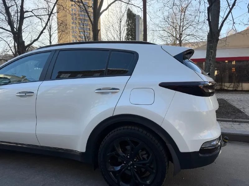 Продам kia sportage 2019 привод передний, 2.0 на 184 л. с., 8 а/т, весь кузов в родной краске, без подкрасов и дтп. пригнан из кореи. пробег 101 тыс. км своевременное обслуживание, в техническом плане вопросов нет. adblue работает, проблем никаких нет. не отшивал, так как не вижу смысла трогать рабочие элементы. комплектация signature (самая полная для этой модели за исключением музыки jbl и камер 360) машина 2 года во владении, ездит супруга. цена 2.65 млн. рублей (торг имеется) два комплекта колес. осмотр донецк +79493004309 📞 звоните: +7(949)3004309 - фотография - 5