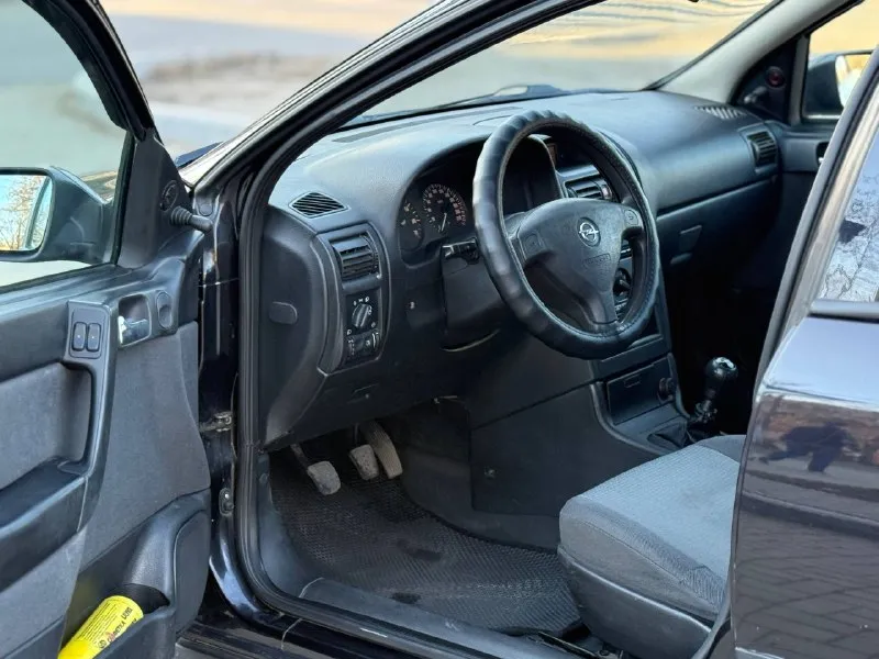 Продам opel astra 1.6 надежный автомобиль 2003г. выпуска в отличном состоянии! 1 владелец, без дтп! пробег родной 193.000! идеальное состояние кузова, ржавчины нет совсем, пороги целые, не гнилые. по технической части нареканий нет, мотор работает плавно и ровно, коробка тоже работает мягко. подвеска в хорошем состоянии, не стучит, не гремит. комплектация. кондиционер, подогрев сидений, 2 подушки безопасности, 2 эл. стеклоподъемника, подогрев зеркал, электрорегулеровка зеркал, диски r15, хорошая музыка, комплект ключей, остальные вопросы по телефону +79494958326 цена 435тыс ₽ торг у капота хорошему покупателю. плохая связь звоните. telegram +79494958326 📲 tg: petya maklyak 📞 звоните: +7(949)4958326 - фотография - 7