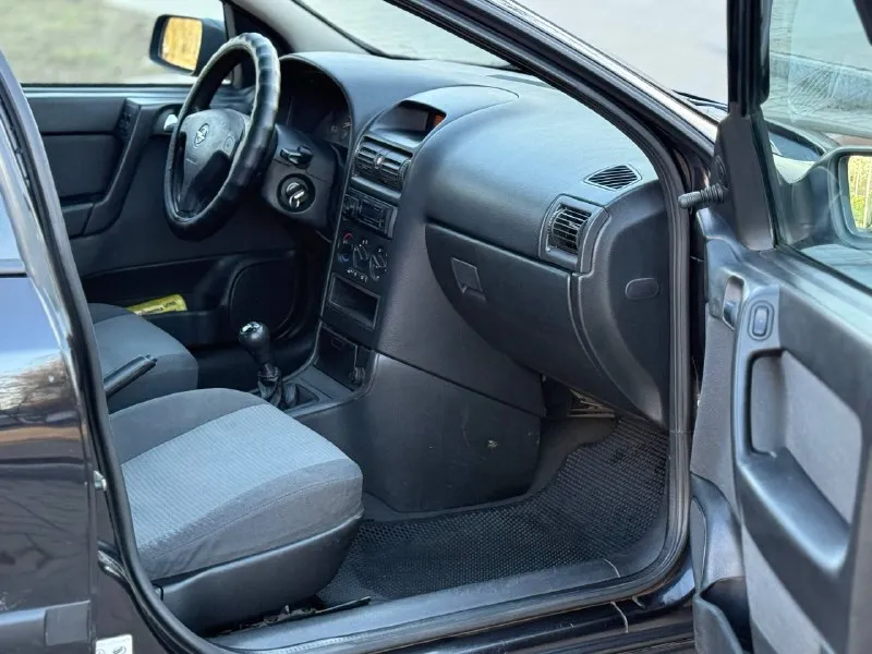 Продам opel astra 1.6 надежный автомобиль 2003г. выпуска в отличном состоянии! 1 владелец, без дтп! пробег родной 193.000! идеальное состояние кузова, ржавчины нет совсем, пороги целые, не гнилые. по технической части нареканий нет, мотор работает плавно и ровно, коробка тоже работает мягко. подвеска в хорошем состоянии, не стучит, не гремит. комплектация. кондиционер, подогрев сидений, 2 подушки безопасности, 2 эл. стеклоподъемника, подогрев зеркал, электрорегулеровка зеркал, диски r15, хорошая музыка, комплект ключей, остальные вопросы по телефону +79494958326 цена 435тыс ₽ торг у капота хорошему покупателю. плохая связь звоните. telegram +79494958326 📲 tg: petya maklyak 📞 звоните: +7(949)4958326 - фотография - 9