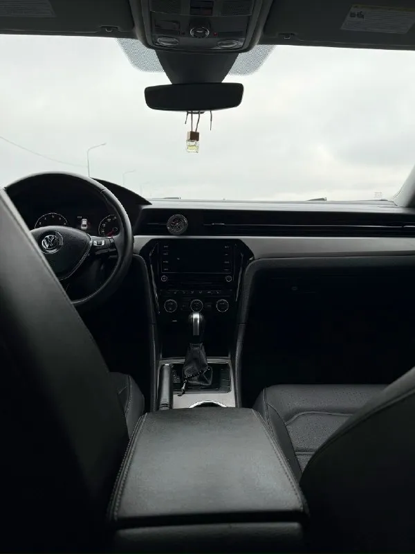 ‼️‼️продам срочно‼️‼️✅ марка: volkswagen passat b8 ✅год: 2021 ✅мотор: 2.0 turbo ✅коробка:акпп автомобиль в новом состоянии, по технической части нет никаких нареканий, все обслужено и вложений не требует, мотор и коробка работают без каких либо проблем. ✅ комплектация: по комплектации: кожаный салон, полный эл. стеклопакет, эл. регулирвка зеркал и подогрев, двухзонный климат контроль с подогревом сидений, отличная мультимедиа с камерой заднего вида и carplay, парктроники, бесключевой доступ, бортовой компьютер, мультируль, эл. регулировка сидений, люк, датчики света, дождя, удержание полосы движения и тд. ✅цена : 2.450.000 рублей, торг🔥 ✅все интересующиеся вопросы задавайте лучше по номеру телефона, все расскажу по автомобилю! любые проверки без проблем! ✅автомобиль находится в г. комсомольское старобешевский р-н +7 (949) 500-87-07 📞 звоните: +7(949)5008707 - фотография - 5