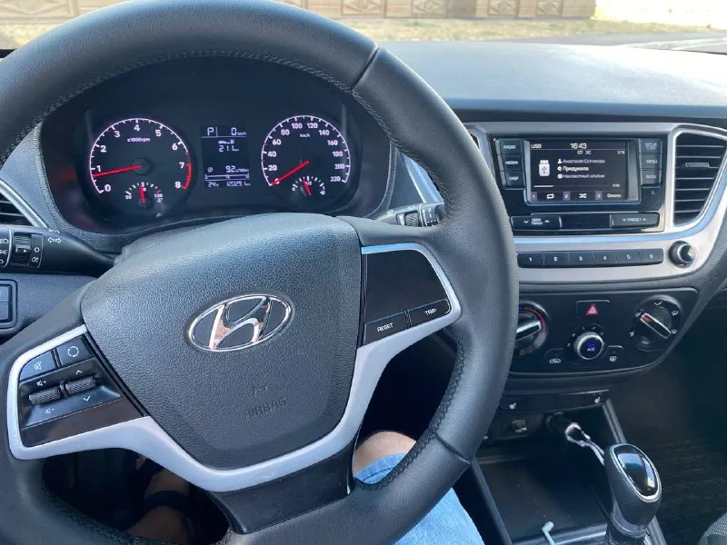 Срочно ‼️ hyundai solaris 2019г автомобиль в хорошем состоянии, вложений никаких не требует. ходовка обслужена. и коробка работают отлично. все кнопочки работают, кондиционер холодит, два комплекта резины. надёжный экономичный автомобиль. я хозяин пробег 137т цена 1220000 тел. +79497287598 📲 tg: жека 📞 звоните: +7(949)7287598 - фотография - 6