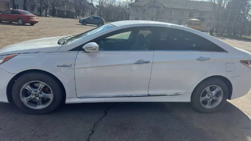 Продам hyundai sonata 2013г 2.4 бензин hybrid пробег 168т. миль цена:1000050 торг любые виды переоформления любые проверки коробка акпп 6ст. датчики давления в шинах, типтроник, круиз контроль, abs, esp, датчик света, электроусилитель руля, датчик дождя, климат контроль, мультируль, электро сиденье, электрозеркала, эко режим, usв, аuх, вluetooth. стекла все родные. авто обслужено, доедет куда угодно. +79495307100 - фотография - 2