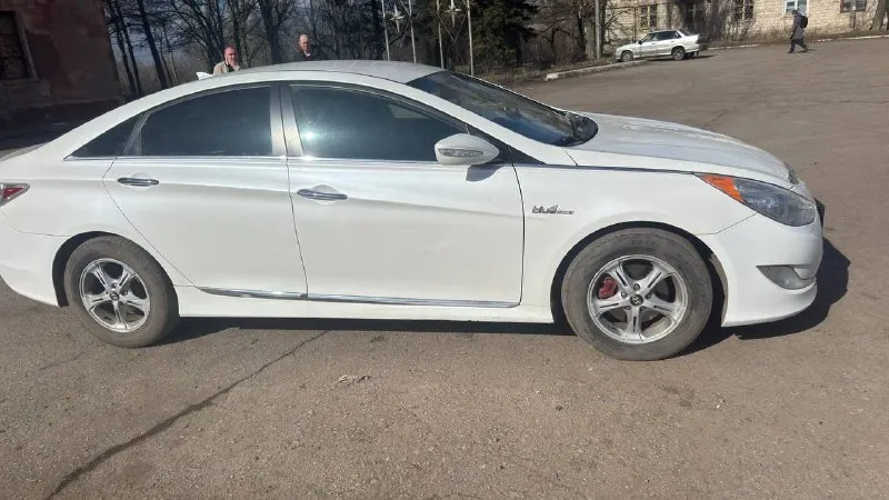 Продам hyundai sonata 2013г 2.4 бензин hybrid пробег 168т. миль цена:1000050 торг любые виды переоформления любые проверки коробка акпп 6ст. датчики давления в шинах, типтроник, круиз контроль, abs, esp, датчик света, электроусилитель руля, датчик дождя, климат контроль, мультируль, электро сиденье, электрозеркала, эко режим, usв, аuх, вluetooth. стекла все родные. авто обслужено, доедет куда угодно. +79495307100 - фотография - 3