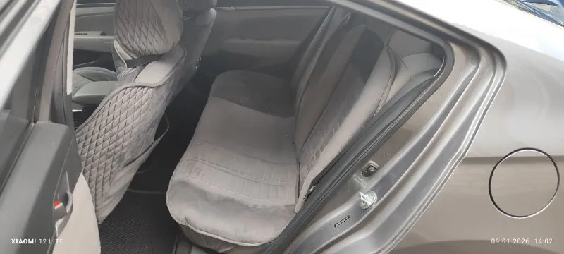 Hyundai elantra vi 2018 год 2.0 6-ст 150 л. с. родной пробег 83 тыс. км машина в отличном техническом и эстетическом состоянии, обслужена и ухожена. хорошая комплектация: - бесключевой доступ, - 2 ключа, - 6-ти ступенчатый автомат с 3 режимами: eco-standart-sport, - - кондиционер, - мультируль, - круиз-контроль, - 2х-зонный климат-контроль, - подогрев сидений, - люк, - цветной многофункциональный монитор teyes с камерой заднего вида и carpay, - видеорегистратор, - датчик давления в шинах, - литые диски лето (резина continental), - литые диски зима (резина nokian), за машину не стыдно, продажа в связи с покупкой нового авто донецк, 1 570 млн, торг +7949 318 94 88 - фотография - 8