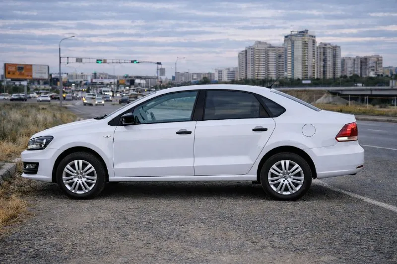 Volkswagen polo 2017 1.6 мкпп пробег 124 тыс. км кузов в и состоянии, салон чистый. вся техническая часть без нареканий - не требует ремонта, вложений или обслуживания. идеальный вариант - сел, уехал abs, esp, aurbags, кондиционер, регулировка руля в 2х плоскостях, электропакет. 📌2 комплекта колес, зимняя резина абсолютно новая. 835 тыс. руб торг макеевка +79493638317 телеграмм +380713839065, если плохая связь 📲 tg: romantic 📞 звоните: +7(949)3638317 - фотография - 3