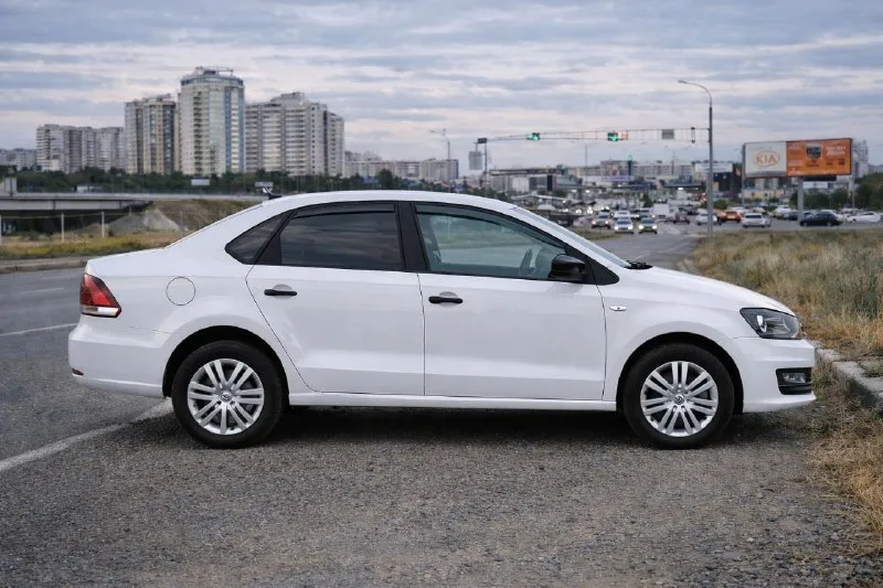 Volkswagen polo 2017 1.6 мкпп пробег 124 тыс. км кузов в и состоянии, салон чистый. вся техническая часть без нареканий - не требует ремонта, вложений или обслуживания. идеальный вариант - сел, уехал abs, esp, aurbags, кондиционер, регулировка руля в 2х плоскостях, электропакет. 📌2 комплекта колес, зимняя резина абсолютно новая. 835 тыс. руб торг макеевка +79493638317 телеграмм +380713839065, если плохая связь 📲 tg: romantic 📞 звоните: +7(949)3638317 - фотография - 4
