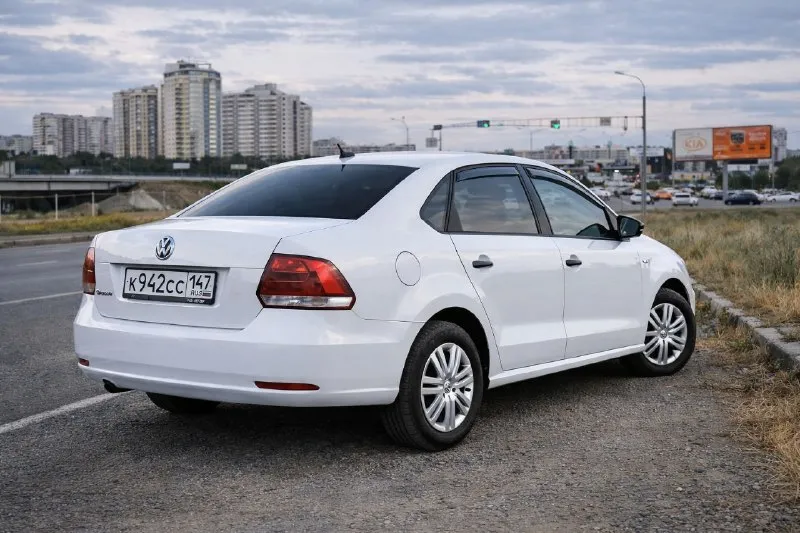 Volkswagen polo 2017 1.6 мкпп пробег 124 тыс. км кузов в и состоянии, салон чистый. вся техническая часть без нареканий - не требует ремонта, вложений или обслуживания. идеальный вариант - сел, уехал abs, esp, aurbags, кондиционер, регулировка руля в 2х плоскостях, электропакет. 📌2 комплекта колес, зимняя резина абсолютно новая. 835 тыс. руб торг макеевка +79493638317 телеграмм +380713839065, если плохая связь 📲 tg: romantic 📞 звоните: +7(949)3638317 - фотография - 5