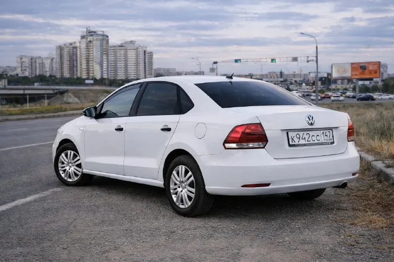 Volkswagen polo 2017 1.6 мкпп пробег 124 тыс. км кузов в и состоянии, салон чистый. вся техническая часть без нареканий - не требует ремонта, вложений или обслуживания. идеальный вариант - сел, уехал abs, esp, aurbags, кондиционер, регулировка руля в 2х плоскостях, электропакет. 📌2 комплекта колес, зимняя резина абсолютно новая. 835 тыс. руб торг макеевка +79493638317 телеграмм +380713839065, если плохая связь 📲 tg: romantic 📞 звоните: +7(949)3638317 - фотография - 6