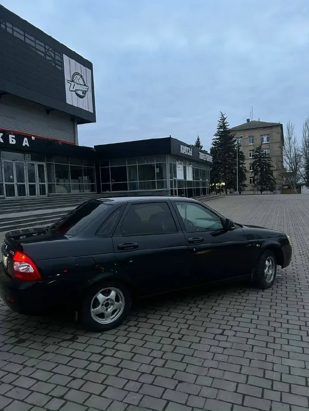 Срочно! собственник! ваз приора ( ваз priora) 2007 год пробег 184.000км двигатель 1.6 16 клапанный. работает отлично, тихо, не троит. масло от замены до замены. менял каждые 5-6 тысяч. коробка не гудит не скрипит, передачи переключаются мягко. кузов в очень достойном состоянии, тем более для своих годов. 2 комплекта новой резины! (лето покупал в июне 25 а зиму в ноябре 25) за машиной ухаживал, деньги в нее вкладывал не жалея. электрозеркала, элекростеклоподъемники, сенсорный планшет на блютузе. в феврале обновил свет. видно ночью как днем. автотека зеленая! расчетов и дтп нет! ограничений и штрафов нет! переоформление без проблем. все подробности по телефону +79493419165 цена: 360.000 торг есть, машина стоит своих денег. донецк 📞 звоните: +7(949)3419165 - фотография - 2