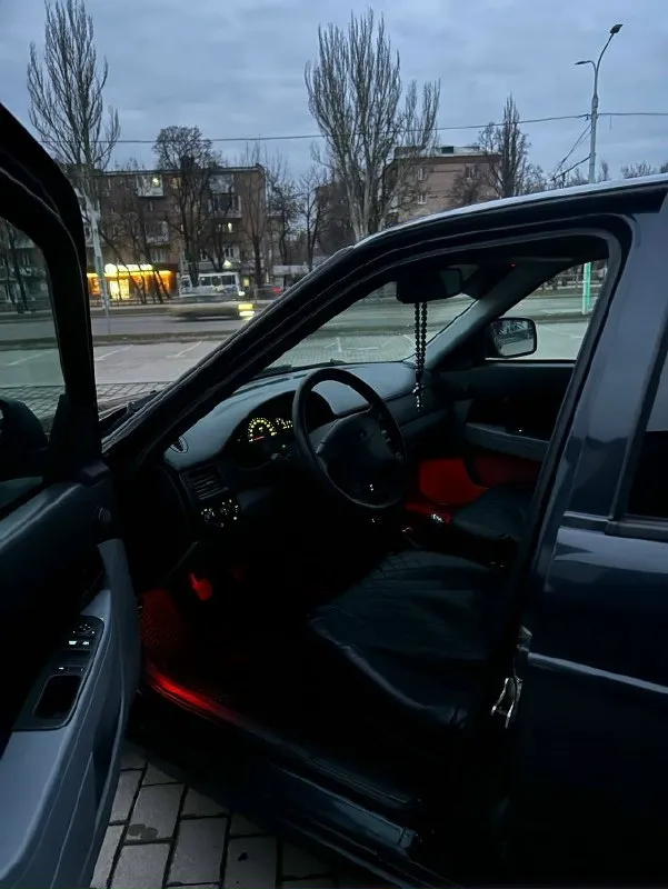 Срочно! собственник! ваз приора ( ваз priora) 2007 год пробег 184.000км двигатель 1.6 16 клапанный. работает отлично, тихо, не троит. масло от замены до замены. менял каждые 5-6 тысяч. коробка не гудит не скрипит, передачи переключаются мягко. кузов в очень достойном состоянии, тем более для своих годов. 2 комплекта новой резины! (лето покупал в июне 25 а зиму в ноябре 25) за машиной ухаживал, деньги в нее вкладывал не жалея. электрозеркала, элекростеклоподъемники, сенсорный планшет на блютузе. в феврале обновил свет. видно ночью как днем. автотека зеленая! расчетов и дтп нет! ограничений и штрафов нет! переоформление без проблем. все подробности по телефону +79493419165 цена: 360.000 торг есть, машина стоит своих денег. донецк 📞 звоните: +7(949)3419165 - фотография - 4