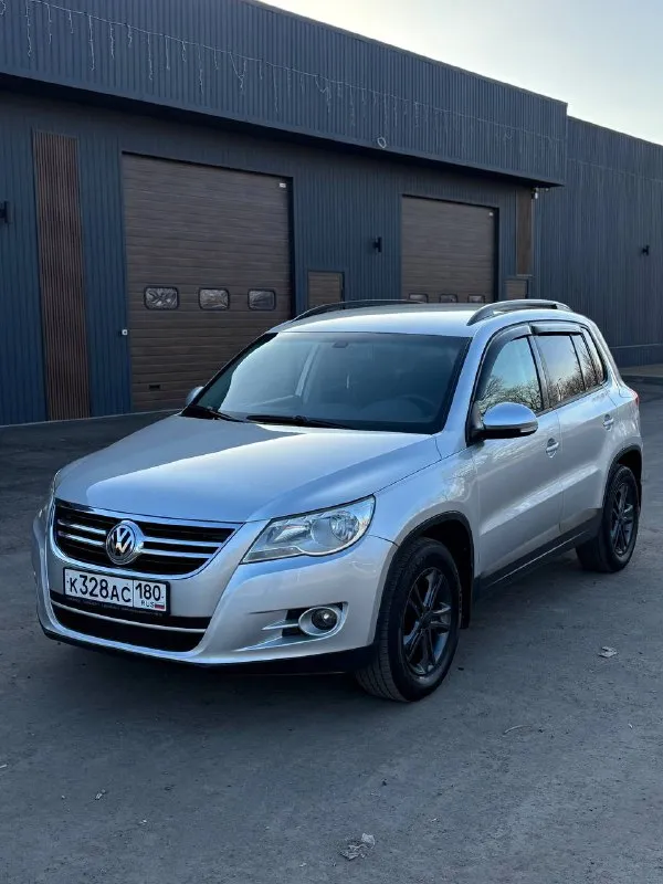 🚘продам volkswagen tiguan 2011г. цена 970 000 ₽ 🔁рассмотрю обмен. ☎️+7(949)5276959 (telegram, whatsapp) двигатель 1.4 турбо (150л. с) коробка механика(6-и ступка) привод полный 4x4 пробег 171 000км кузов в отличном состоянии, отсутствует коррозия и тому подобное. чистая зеленая автотека, в дтп машина не участвовала. ходовая часть без посторонних звуков, полностью обслужена. новые тормозные блины и колодки. 2 комплекта колес (зима/лето) оба комплекта на дисках,2 ключа, сервисная книжка. состояние машины идеальное. мульти руль, мультимедиа теуеs с камерой заднего вида, carplay, усилитель, сабвуфер,2-х зонный климат контроль, auto hold(электроручник),4 стеклоподъемника, доводчики всех стекол, подогревы сидений, подогревы зеркал, парктронники, опрятный и чистый салон. масло не расходует, тянет отлично, коробка без посторонних шумов. недавно была полная ревизия. звоните все расскажу по телефону. по телефону не торгуюсь. полный пакет документов для переоформления 📃 📍машина нах 📞 звоните: +7(949)5276959 - фотография - 1