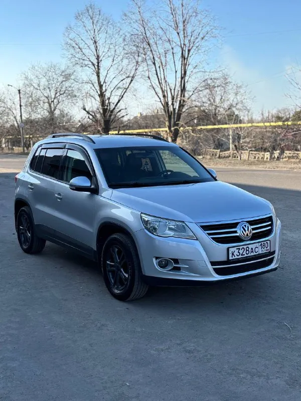🚘продам volkswagen tiguan 2011г. цена 970 000 ₽ 🔁рассмотрю обмен. ☎️+7(949)5276959 (telegram, whatsapp) двигатель 1.4 турбо (150л. с) коробка механика(6-и ступка) привод полный 4x4 пробег 171 000км кузов в отличном состоянии, отсутствует коррозия и тому подобное. чистая зеленая автотека, в дтп машина не участвовала. ходовая часть без посторонних звуков, полностью обслужена. новые тормозные блины и колодки. 2 комплекта колес (зима/лето) оба комплекта на дисках,2 ключа, сервисная книжка. состояние машины идеальное. мульти руль, мультимедиа теуеs с камерой заднего вида, carplay, усилитель, сабвуфер,2-х зонный климат контроль, auto hold(электроручник),4 стеклоподъемника, доводчики всех стекол, подогревы сидений, подогревы зеркал, парктронники, опрятный и чистый салон. масло не расходует, тянет отлично, коробка без посторонних шумов. недавно была полная ревизия. звоните все расскажу по телефону. по телефону не торгуюсь. полный пакет документов для переоформления 📃 📍машина нах 📞 звоните: +7(949)5276959 - фотография - 2