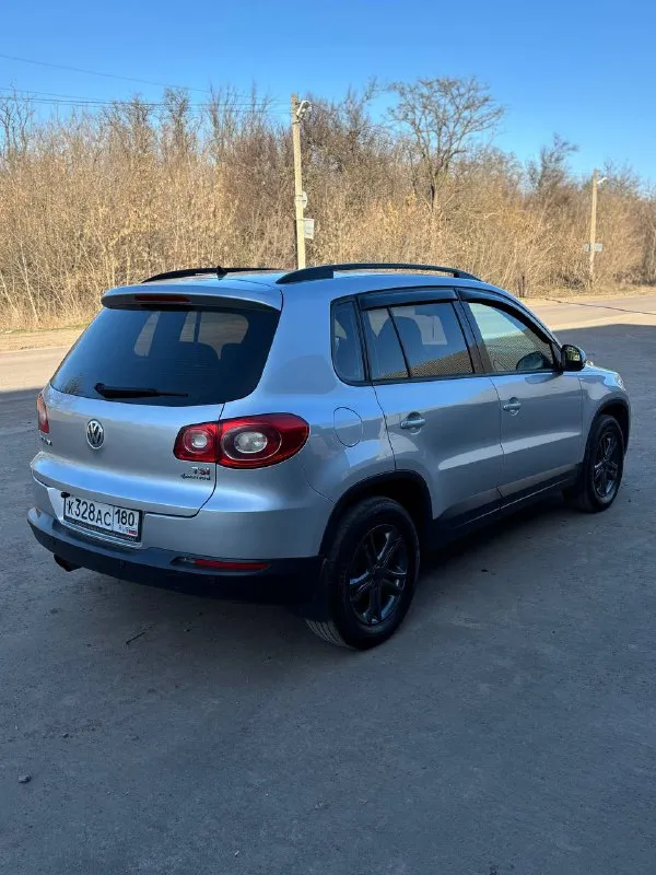 🚘продам volkswagen tiguan 2011г. цена 970 000 ₽ 🔁рассмотрю обмен. ☎️+7(949)5276959 (telegram, whatsapp) двигатель 1.4 турбо (150л. с) коробка механика(6-и ступка) привод полный 4x4 пробег 171 000км кузов в отличном состоянии, отсутствует коррозия и тому подобное. чистая зеленая автотека, в дтп машина не участвовала. ходовая часть без посторонних звуков, полностью обслужена. новые тормозные блины и колодки. 2 комплекта колес (зима/лето) оба комплекта на дисках,2 ключа, сервисная книжка. состояние машины идеальное. мульти руль, мультимедиа теуеs с камерой заднего вида, carplay, усилитель, сабвуфер,2-х зонный климат контроль, auto hold(электроручник),4 стеклоподъемника, доводчики всех стекол, подогревы сидений, подогревы зеркал, парктронники, опрятный и чистый салон. масло не расходует, тянет отлично, коробка без посторонних шумов. недавно была полная ревизия. звоните все расскажу по телефону. по телефону не торгуюсь. полный пакет документов для переоформления 📃 📍машина нах 📞 звоните: +7(949)5276959 - фотография - 3